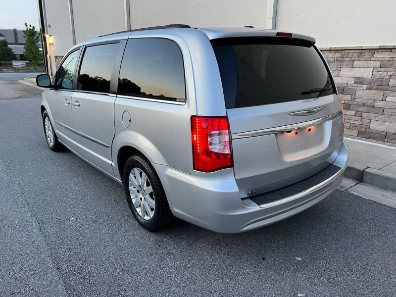 2012-chrysler-town-and-country-touring-4dr-mini-van