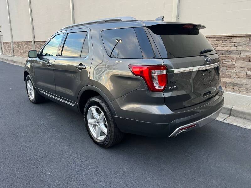 2017-ford-explorer-xlt-awd-4dr-suvv